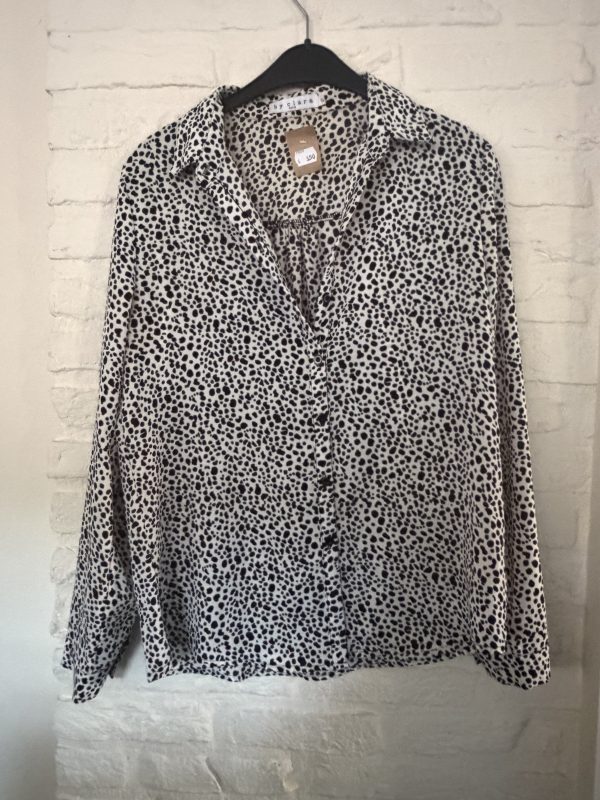 Witte blouse met zwarte vlekjes